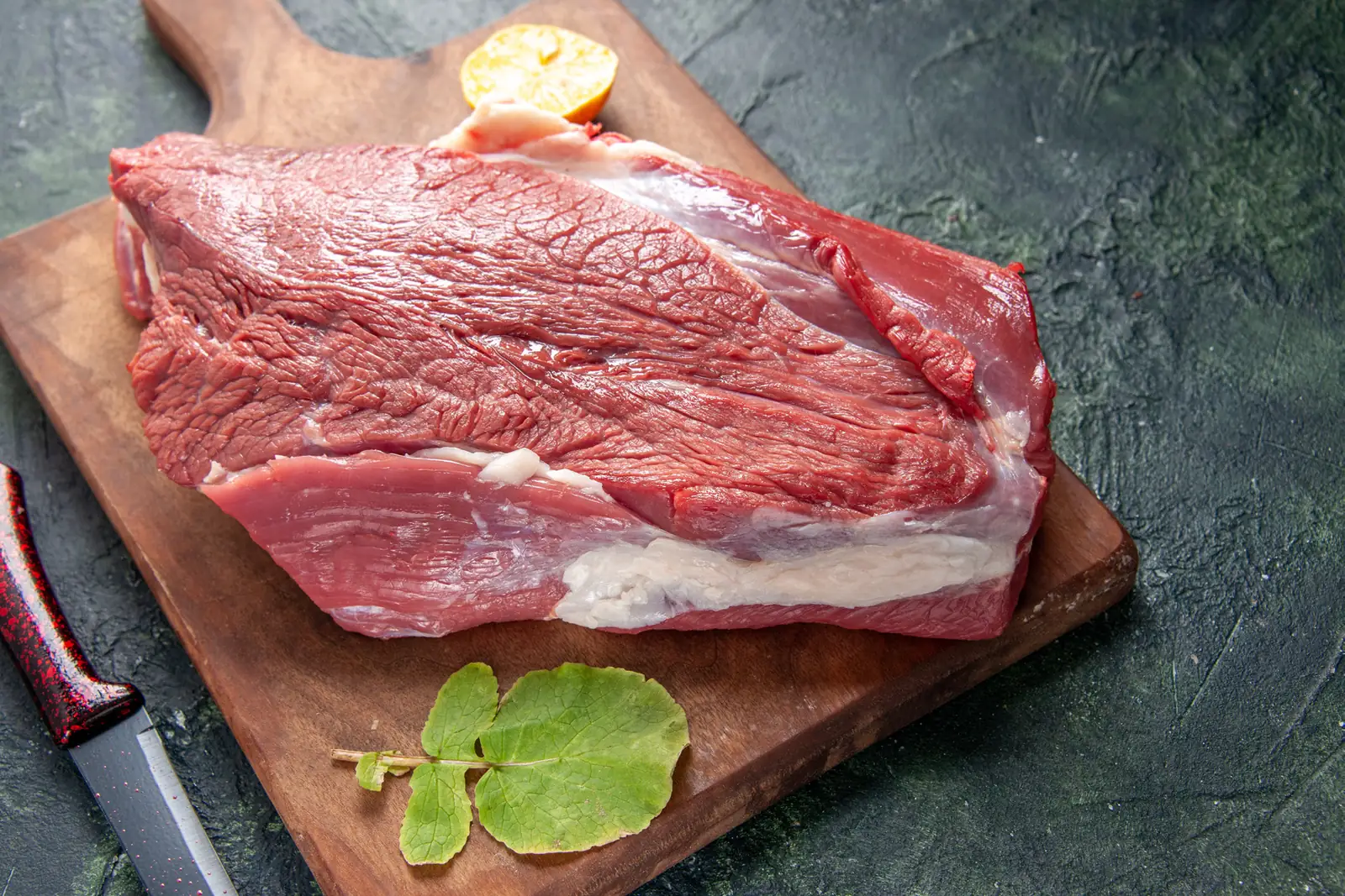 Corte de carne vacuna sobre una tabla de madera, listo para la parrilla